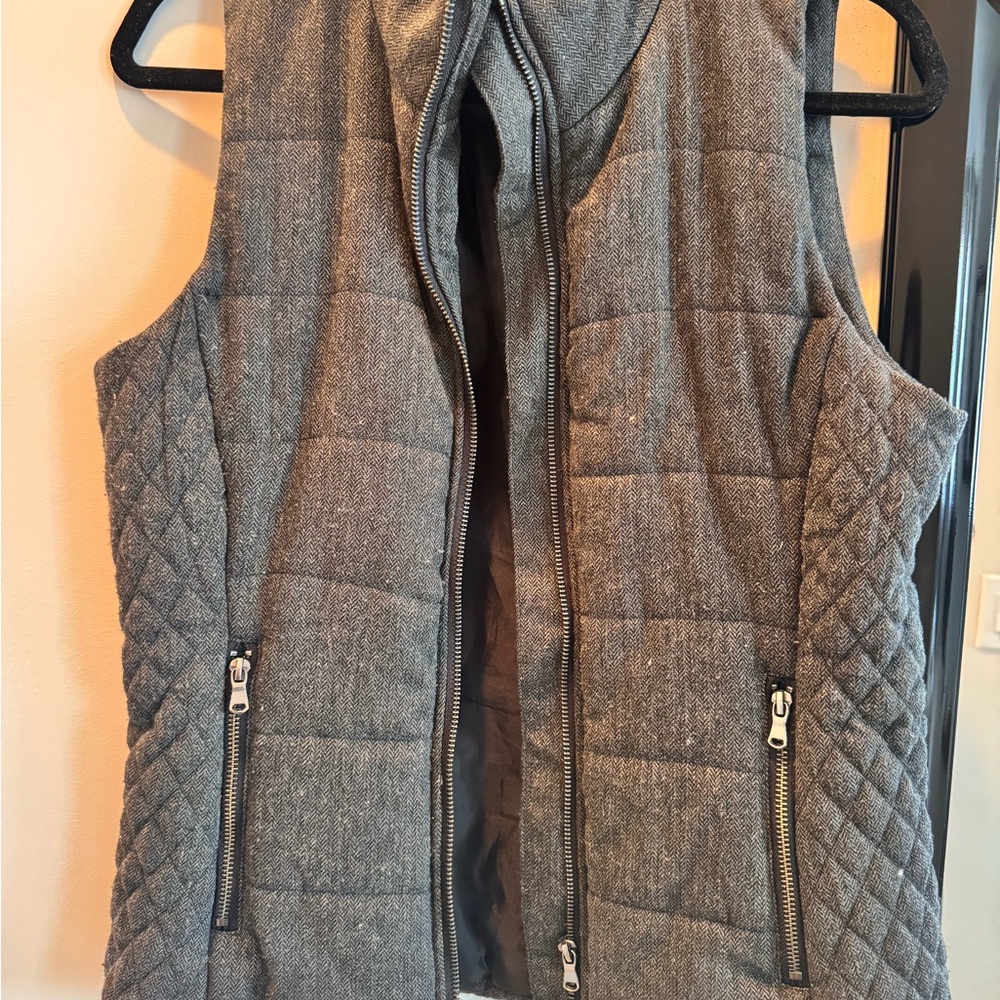Tart Collections Quilted Gray Herringbone Puffer Vest – Size M